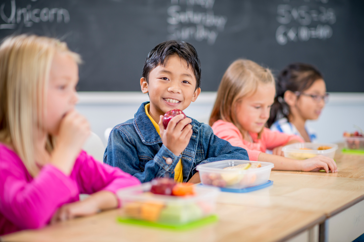 children eating lunch