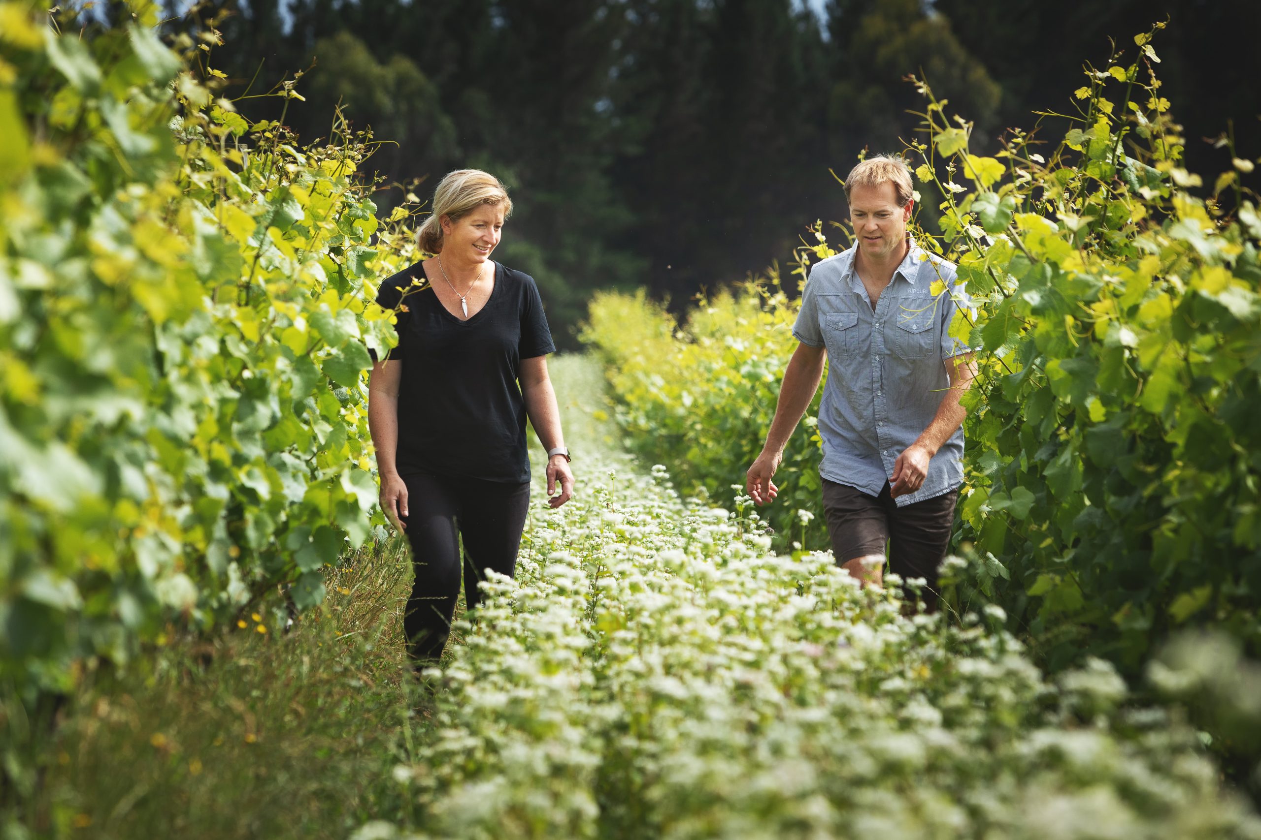 DogPoint_Anna & Nigel in Vineyard