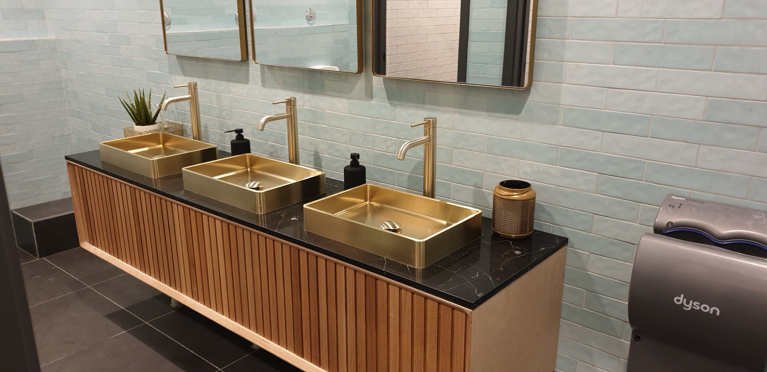 MOGLY_BAR_BATHROOM_1