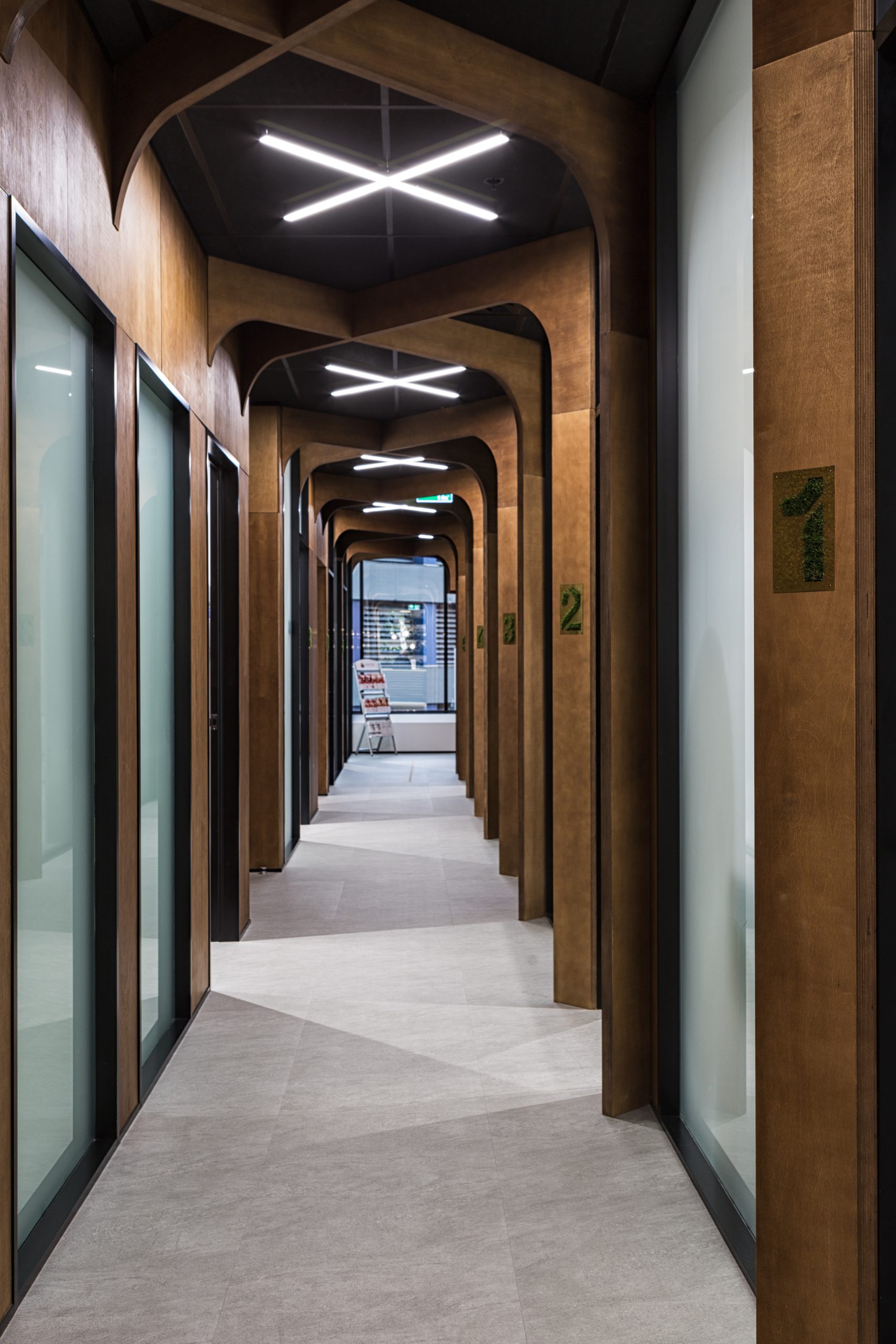 OMNI_CLINIC_birch_ply_hallway