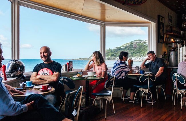 people_dining_in_the_cafe.jpg.650x425_q80_crop-smart_upscale